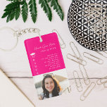 Afstuderen Foto & Citaat Sleutelhanger<br><div class="desc">Deze sleutelhanger maakt de perfecte aandenken voor je afstuderen! Voeg uw keuze van personalisatie toe. Wijzig de achtergrondkleur naar behoefte en voeg uw favoriete foto toe. Je kunt het aanpassen met de naam van de afgestudeerde, de naam van de school, het jaar en een aangepast bericht. Alle kleuren zijn bewerkbaar...</div>