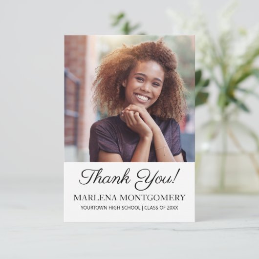 Afstuderen Foto Dank u Elegant Script White Bedankkaart (Staand voorkant)