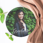 Afstuderen foto Elegant 2025 Afstudeerfeest Papieren Bordje<br><div class="desc">Dit elegante witte typografie overlay foto afstudeerfeest bord is voorzien van chique witte script over uw middelbare school of hogeschool afstuderen foto voor de senior klas van 2025. Pas je aan met jouw naam en les onder de mooie kalligrafie voor je feest.</div>