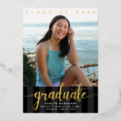 Afstuderen foto elegant script zwart echt goud folie uitnodiging (Voorkant)