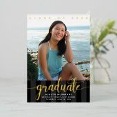 Afstuderen foto elegant script zwart echt goud folie uitnodiging (Staand Voorkant)