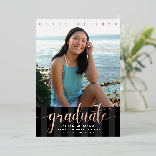 Afstuderen foto girale script zwart echt roos goud folie uitnodiging (Staand Voorkant)