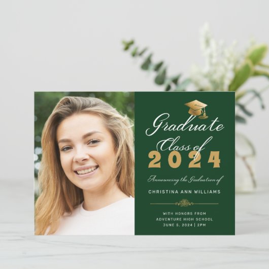 Afstuderen Foto Groen Goud Script Klasse van 2024 Aankondiging (Staand voorkant)