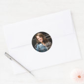 Afstuderen foto met handgeschreven script ronde sticker (Envelop)
