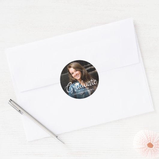 Afstuderen foto met handgeschreven script ronde sticker (Envelop)