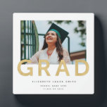 Afstuderen Foto Modern Gold Persoonlijke keepomwil Fotoplaat<br><div class="desc">Herinnert de prestaties van uw afgestudeerde met deze moderne plaquette met het woord afstudeerder in grote, gouden letters op een witte achtergrond. Geweldig voor de middelbare school, de universiteit en daarbuiten. Deel van een collectie van Parcel Studios. Opmerking: Dit goud in dit product wordt gesimuleerd. Goudfolie zal niet worden gebruikt...</div>