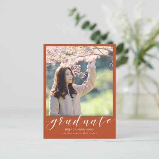 Afstuderen Foto Modern White Script Oranje 2023 Aankondigingskaart (Staand voorkant)