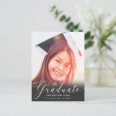Afstuderen Foto modern wit script chic 2023 Aankondigingskaart (Staand voorkant)