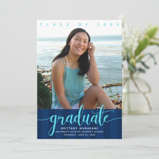 Afstuderen foto navy streept modern script girly kaart (Staand voorkant)