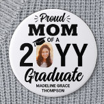 Afstuderen foto Trotse moeder Modern zwart-wit Ronde Button 7,6 Cm<br><div class="desc">Show uw plezier voor de afstuderen met een stijlvolle aangepaste foto "Proud Mom" ronde afstuderen knop. Het afbeelding en de tekst op deze sjabloon zijn eenvoudig te personaliseren en alle bewoordingen, kleuren en lettertypen kunnen worden gewijzigd met de ontwerptool van Zazzle. (AFBEELDING PLAATSING TIP: Een gemakkelijke manier om een foto...</div>