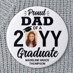 Afstuderen foto Trotse vader Modern zwart-wit Ronde Button 7,6 Cm<br><div class="desc">Show uw plezier voor de afstuderen met een stijlvolle aangepaste foto "Proud Dad" ronde afstuderen knop. Het afbeelding en de tekst op deze sjabloon zijn eenvoudig te personaliseren en alle bewoordingen, kleuren en lettertypen kunnen worden gewijzigd met de ontwerptool van Zazzle. (AFBEELDING PLAATSING TIP: Een gemakkelijke manier om een foto...</div>