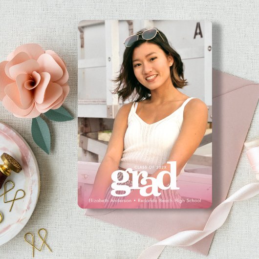 Afstuderen foto vet type eenvoudig modern roze aankondiging