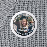Afstuderen Fotoklasse Jaar Moderne tekstbedekking Ronde Button 3,2 Cm<br><div class="desc">Zeg felicitaties en show je trots voor de afstuderen foto's met coole, aangepaste knoppen / badges. (AFBEELDING PLACEMENT TIP: Een gemakkelijke manier om een foto precies te centreren hoe u wilt is het te bebouwen alvorens aan de website van Zazzle te uploaden.) Alle tekst is eenvoudig te personaliseren met naam,...</div>