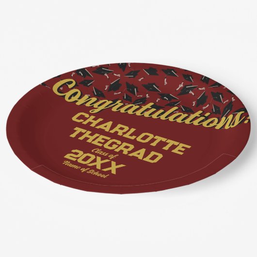 Afstuderen Gefeliciteerd Personaliseer Maroon Gold Papieren Bordje (Gekanteld)