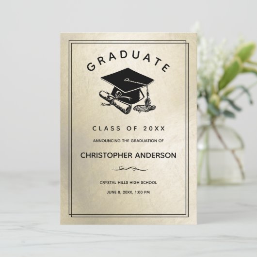 Afstuderen Gold met Afstudeerder Pet Diploma Aankondiging (Staand voorkant)