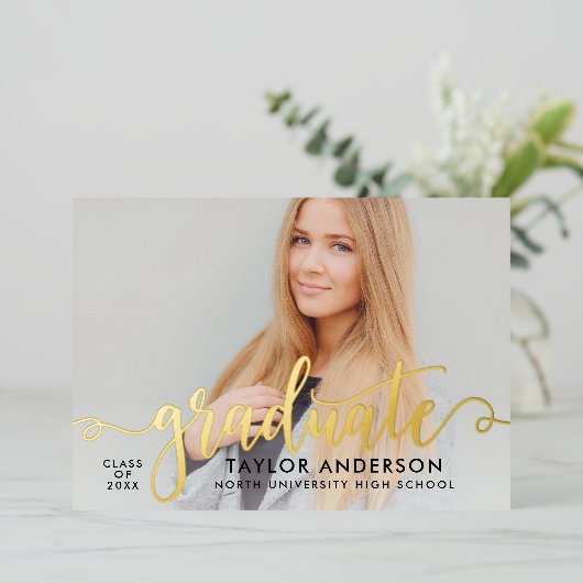 Afstuderen Gold Modern Script Afstuderen Foto Folie Uitnodiging (Staand Voorkant)