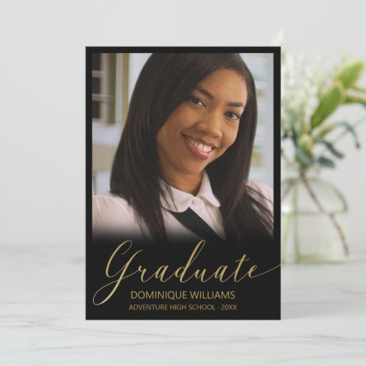 Afstuderen Gold Script Photo Black Lijst Aankondiging (Staand voorkant)