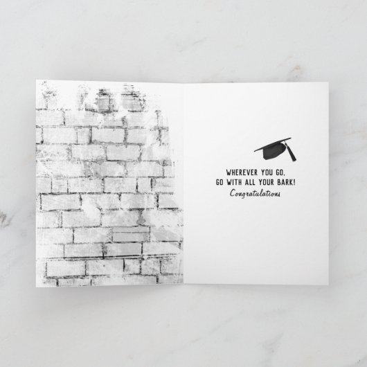 afstuderen gouden rekwisiet in rood t-shirt kaart (Binnen)