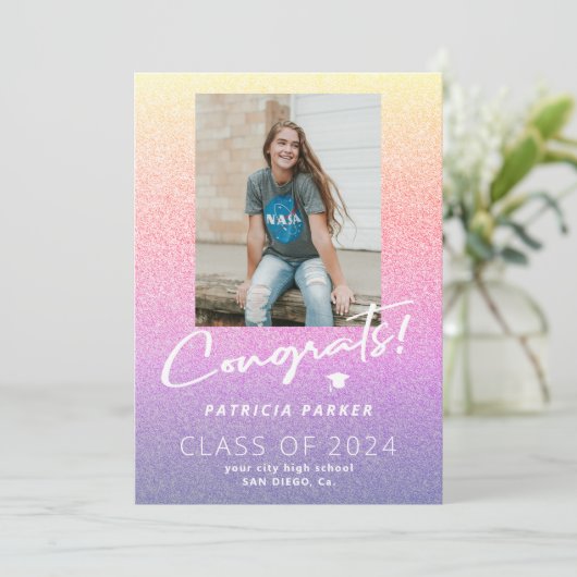 Afstuderen het girale moderne afstuderen voor midd aankondiging (Staand voorkant)