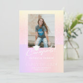 Afstuderen het girale moderne afstuderen voor midd aankondiging (Staand voorkant)