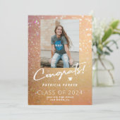 Afstuderen het girale moderne afstuderen voor midd aankondiging (Staand voorkant)