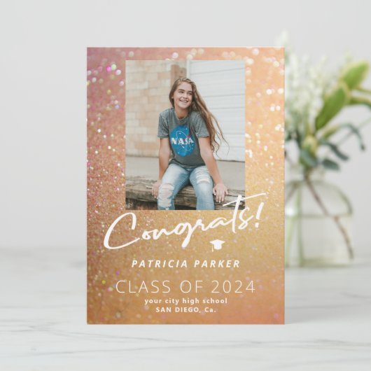 Afstuderen het girale moderne afstuderen voor midd aankondiging (Staand voorkant)