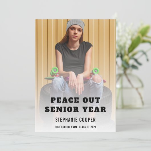 Afstuderen het Senior Year Afstuderen van de Vrede Aankondiging (Staand voorkant)