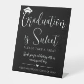 Afstuderen is Sweet Minimalist Zwart Wit Script Reclamebord Met Voetstuk (Voorkant)