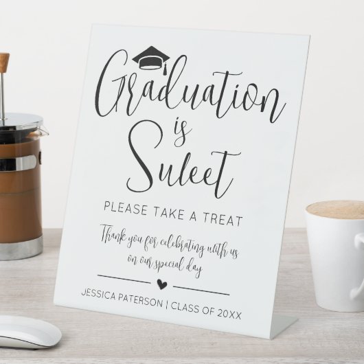 Afstuderen is Sweet Minimalist Zwart Wit Script Reclamebord Met Voetstuk (Insitu)