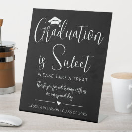 Afstuderen is zoet Minimalistisch Zwart Wit Schrif Reclamebord Met Voetstuk