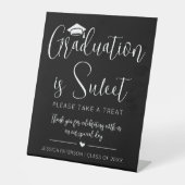 Afstuderen is zoet Minimalistisch Zwart Wit Schrif Reclamebord Met Voetstuk (Voorkant)