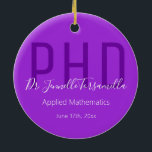 Afstuderen Kepomwille Paars White Name Degree PhD Keramisch Ornament<br><div class="desc">Een PhD ornament van het afstuderen dat de naam van de afstuderen, het gebied van studie, en de datum van het afstuderen. Dit ontwerp omvat de naam in een handschrijvend manuscriptdoopvont en een paars en wit ontwerp. Voeg eenvoudig de info van afstuderen toe, voeg dit ornament aan uw kar toe,...</div>