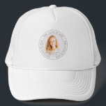 Afstuderen Klasse van 20XX Eenvoudige, moderne, aa Trucker Pet<br><div class="desc">Dit eenvoudige en klassieke ontwerp is samengesteld uit sans serif en playful krommende typografie en voegt een douanefoto toe.</div>