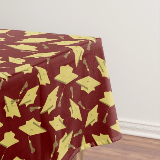 Afstuderen Maroon en gouden Petten in de lucht Tafelkleed (Voorbeeld)