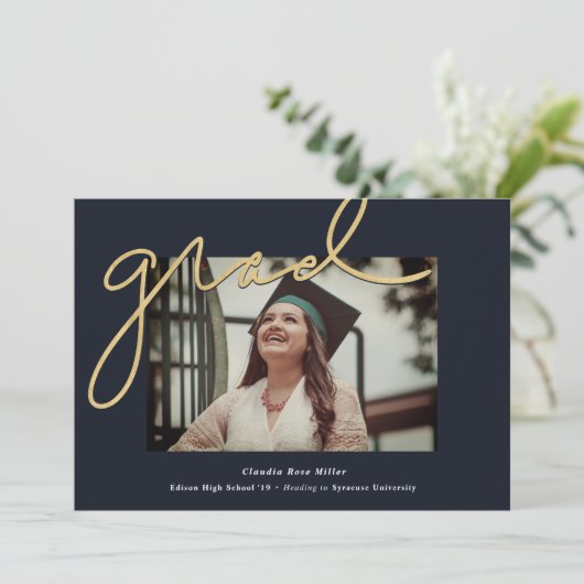 Afstuderen met Afstudeerder met scripts en Gold Ph Aankondiging (Staand voorkant)