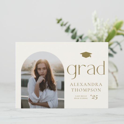 Afstuderen met de minimale goudfoto van Arch Gold  Aankondiging (Staand voorkant)