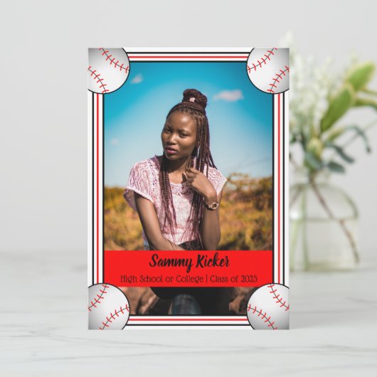 Afstuderen met rode en zwarte honkbal aankondiging (Staand voorkant)