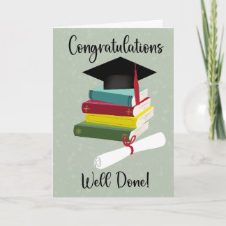 Afstuderen met stapel boeken muts en diploma kaart