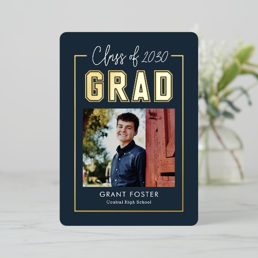 Afstuderen met Varsity Pride Folie EDITABLE KLOR F Uitnodiging (Staand Voorkant)