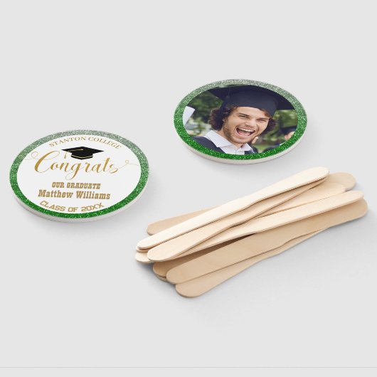 Afstuderen Modern Groen en Goud Afstuderen Foto Handwaaier (Niet-gemonteerd)