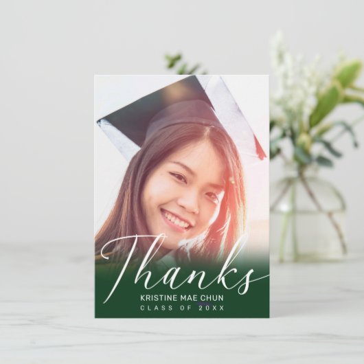 Afstuderen Modern wit script Foto groen Bedankkaart (Staand voorkant)