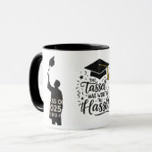 "Afstuderen Mok – Afstuderen Holding Pet Illustrat (Voorkant links)