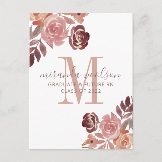 Afstuderen Nurse Monogram Pink Burgundy Floral Aankondigingskaart (Voorkant)