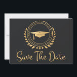Afstuderen Opslaan Datum Gold Afstudeerder grijs Save The Date<br><div class="desc">Ik vind het leuk om kunstwerk voor afstuderen te ontwerpen. Dit is modern, eenvoudig en elegant klassiek goud en rood met de kleur Save the Date Notice card. Moderne stijltekst. Voeg je eigen bericht op de achterkant van de kaart toe met details voor je familie en vrienden om de datum...</div>