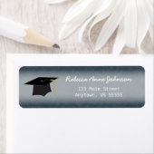 Afstuderen pet op blauwe denim etiket (Insitu)