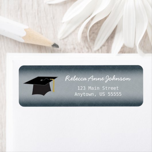 Afstuderen pet op blauwe denim etiket (Insitu)