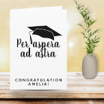 Afstuderen Pet per aspera en astra Kaart<br><div class="desc">Per aspera ad astra Latin Quote Black Script Afstuderen Kaart. Een populair Latijns citaat betekent Door de ontberingen aan de sterren is geweldig voor een afstuderen. Trendy zwart script en zwarte afstudeerdop. Feliciteer de afstuderen van de middelbare school,  hogeschool of universiteit en voeg de naam toe.</div>