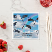 Afstuderen petten in de lucht met regenboog servet (Insitu)