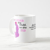 Afstuderen Pink Leopard Ze geloofde dat ze kon zo Koffiemok (Voorkant links)