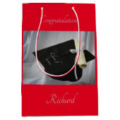Afstuderen Rode Pet & Diploma gepersonaliseerd Medium Cadeauzakje (Voorkant)